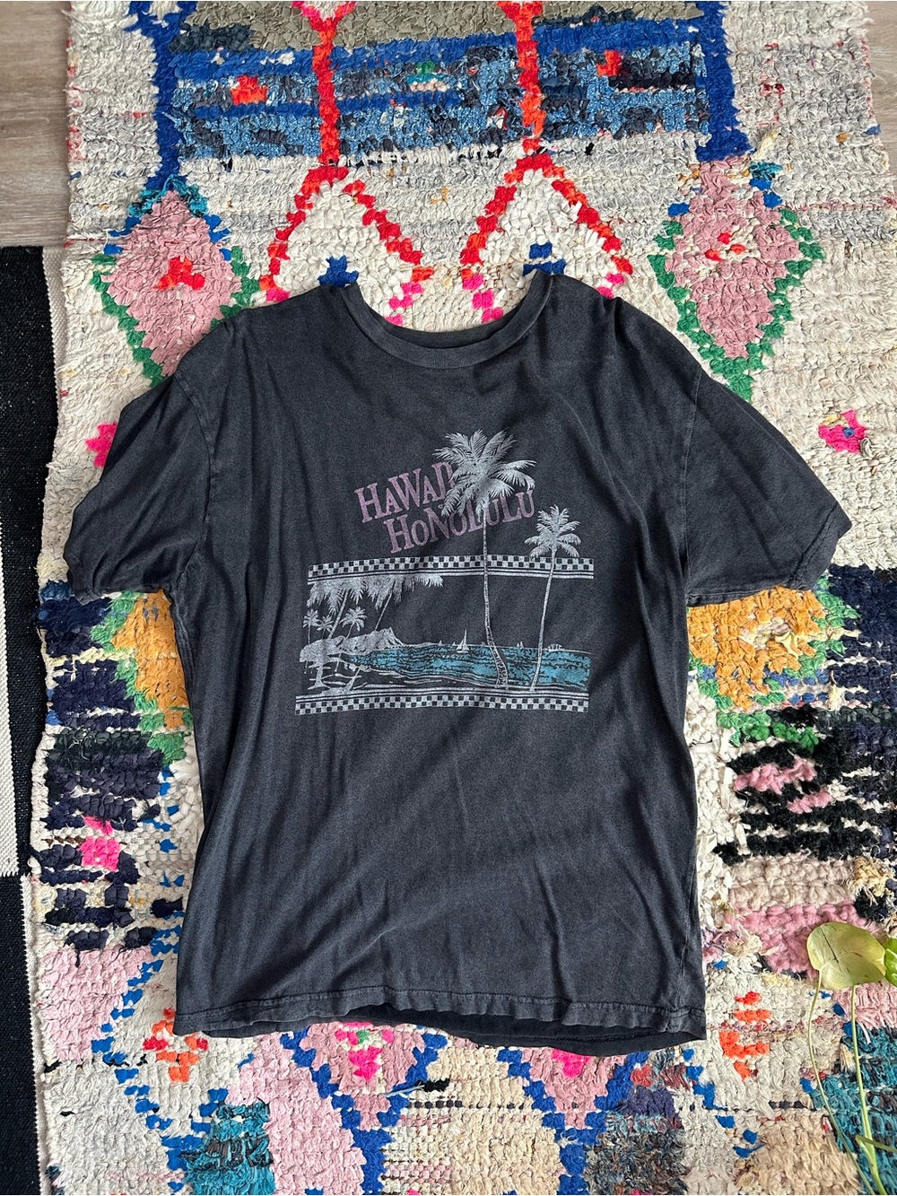 Hawaii Honolulu Graphic Tee - Washed Black